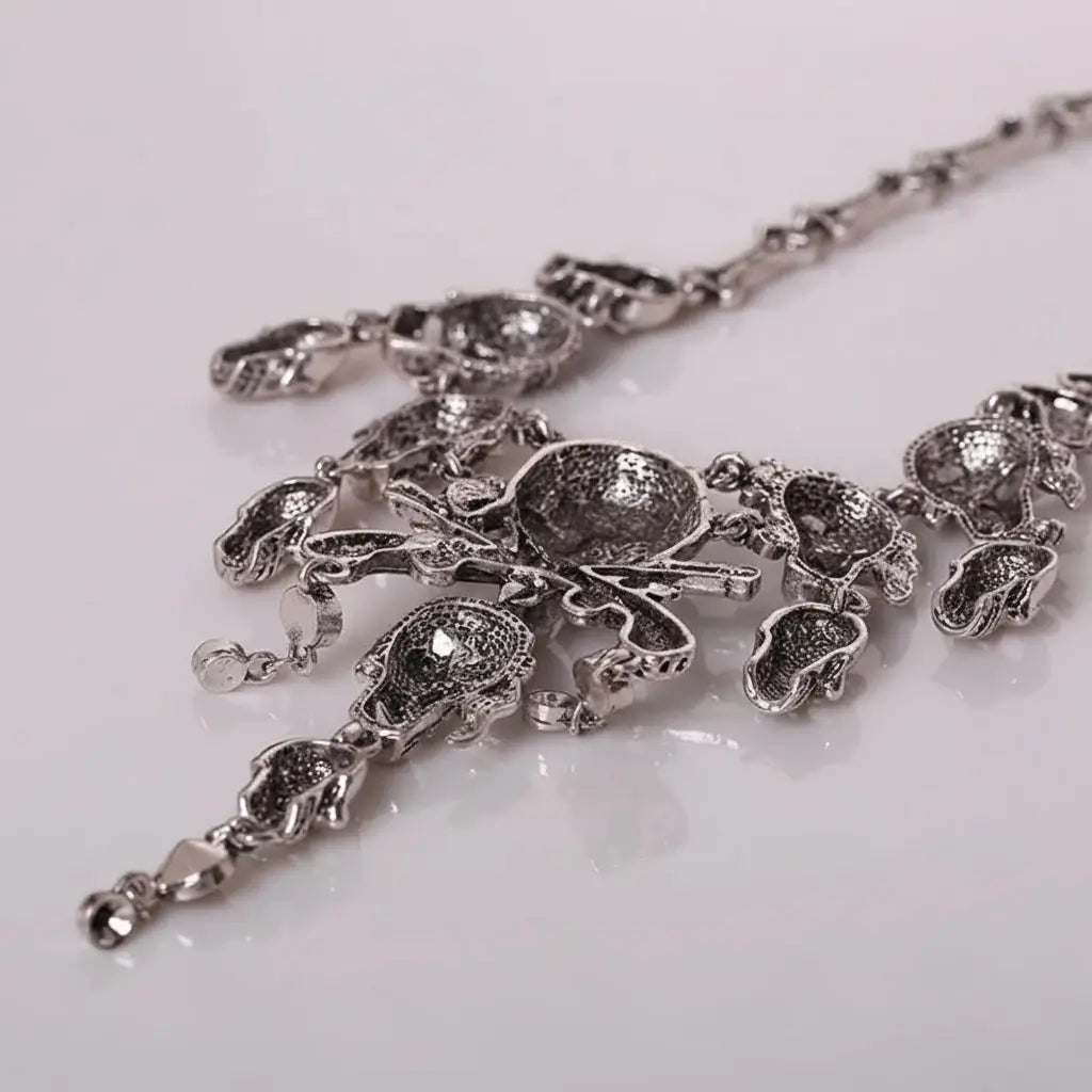 Gros plan sur le Collier Crâne Maudit argenté posé sur fond blanc, face arrière creuse.