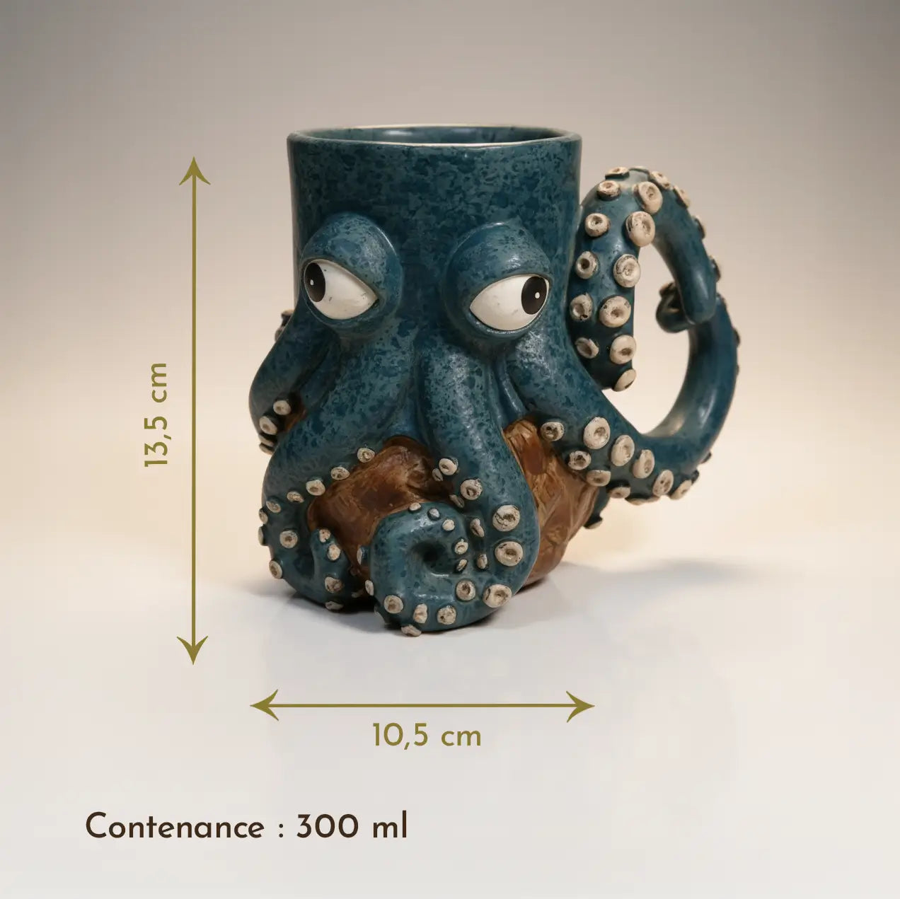 Dimensions et contenance du mug Kraken des Profondeurs sur fond blanc, 300 millilitres.