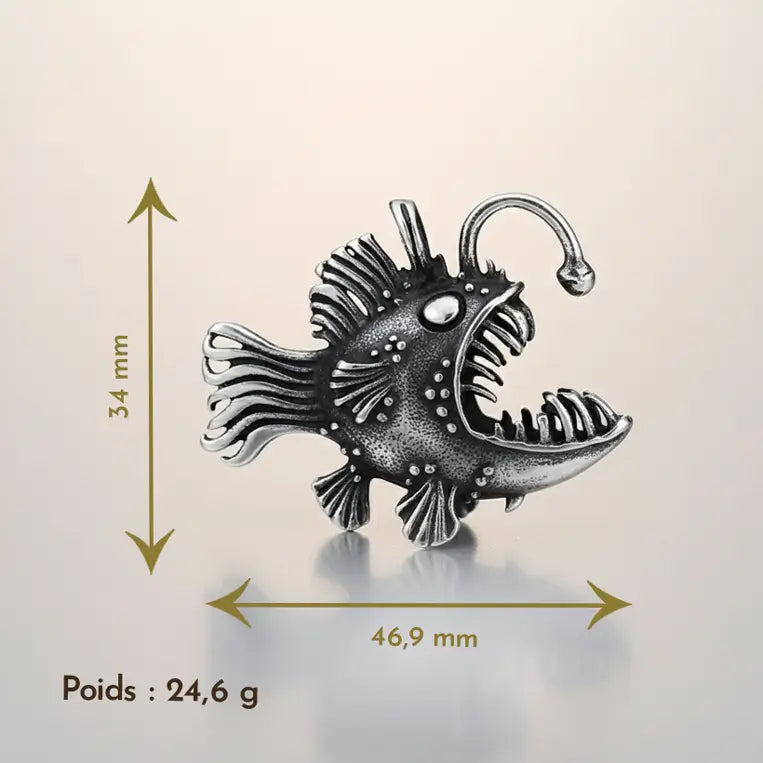 Collier Poisson Squelette Lanterne avec dimensions et poids affichés, design marin détaillé.