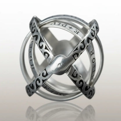 Bague astrale argentée à anneaux gravés, symbole de destinée et de navigation céleste.