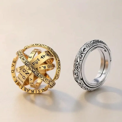 Bague astrale dorée déployée et bague astrale argent fixe en forme bague sur fond neutre.