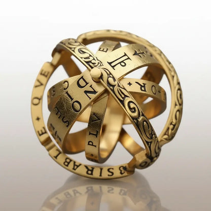 Bague astrale dorée à anneaux gravés, symbole de destinée et de navigation céleste.