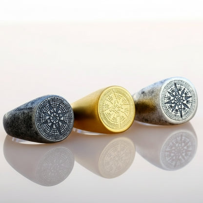 Bague boussole pirate en acier inoxydable, coloris argenté, doré et noir, présentée sur fond neutre – symbole d’aventure et de liberté maritime.