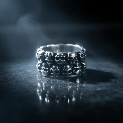Bague des Crânes Liés posée dans une ambiance sombre et brumeuse de la gamme Ténèbres.