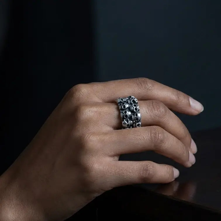 Bague des Crânes Liés portée par une femme, symbole de pacte et de lien indissociable.