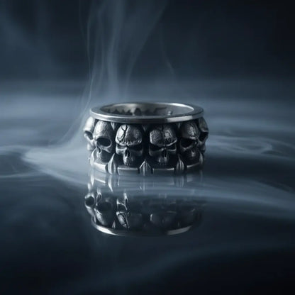 Bague Empire des Crânes entourée de brume, atmosphère mystique et ténébreuse.