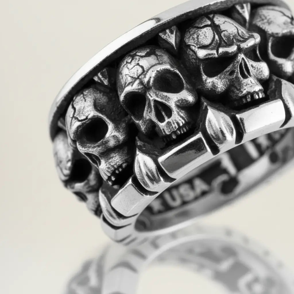 Gros plan sur la Bague Empire des Crânes montrant les têtes sculptées en métal.