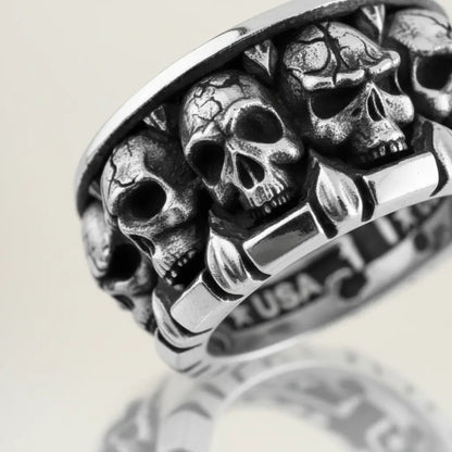 Gros plan sur la Bague Empire des Crânes montrant les têtes sculptées en métal.