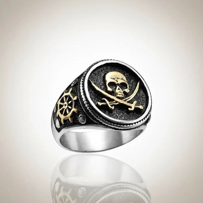Bague du flibustier maudit en acier 316L avec gravure noire et détails dorés, style pirate sur fond clair.