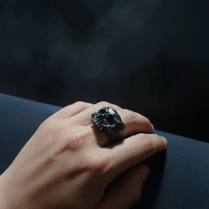 Bague du Fragment Crânien portée par une femme, symbole de relique et de conséquence.