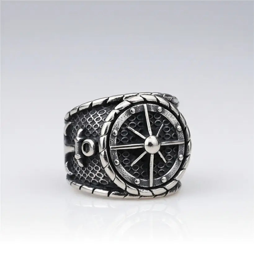 Bague gouvernail du capitaine en acier 316L vue légèrement de biais, finition argentée sur fond clair.