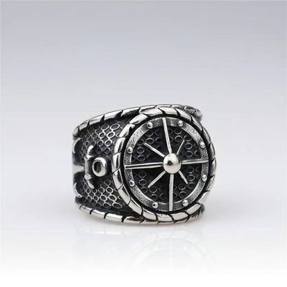 Bague gouvernail du capitaine en acier 316L vue légèrement de biais, finition argentée sur fond clair.