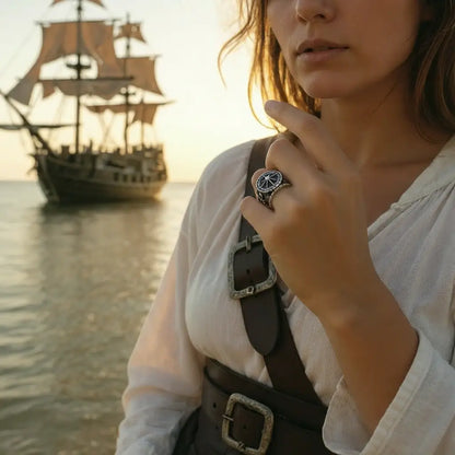 Femme pirate portant la bague gouvernail du capitaine 316L, ambiance maritime et aventurière.