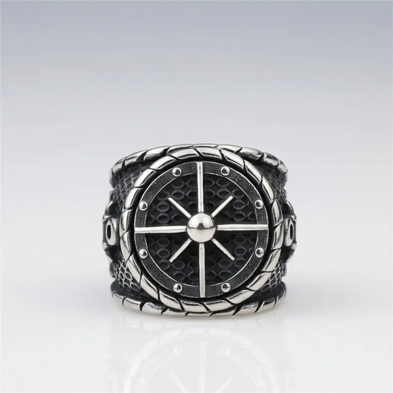 Bague gouvernail du capitaine 316L photographiée de face sur fond blanc, design marin raffiné.