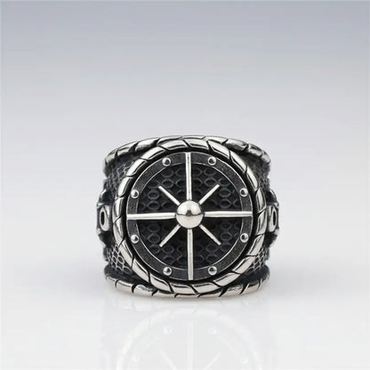 Bague gouvernail du capitaine 316L photographiée de face sur fond blanc, design marin raffiné.