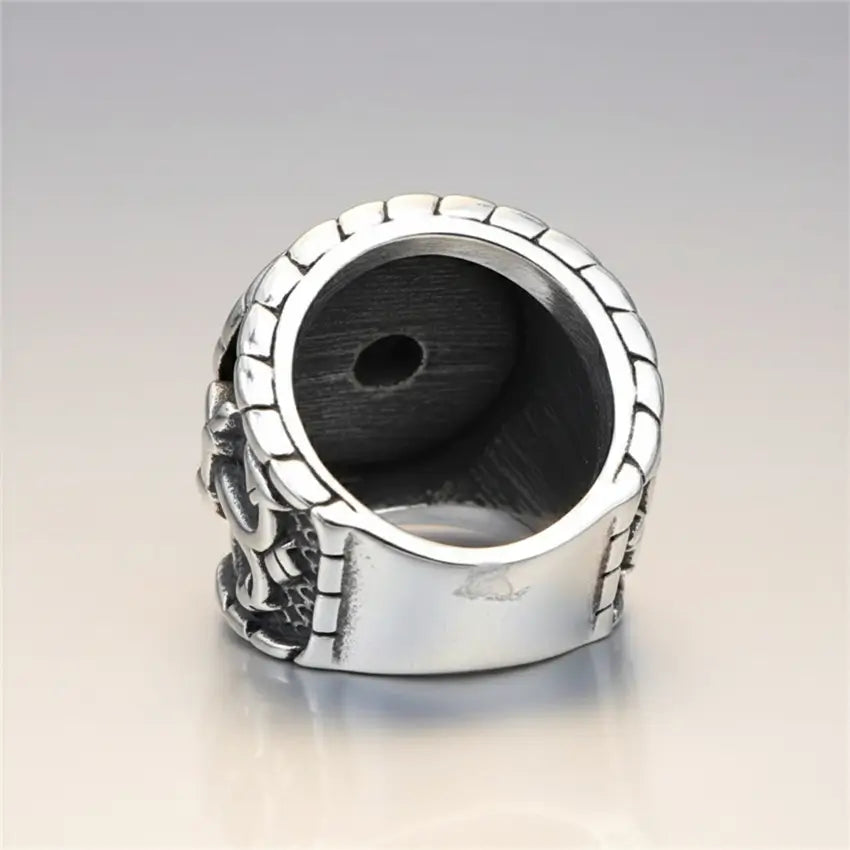 Vue intérieure de la bague gouvernail du capitaine 316L, métal poli et détails réalistes.