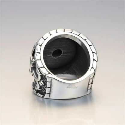 Vue intérieure de la bague gouvernail du capitaine 316L, métal poli et détails réalistes.