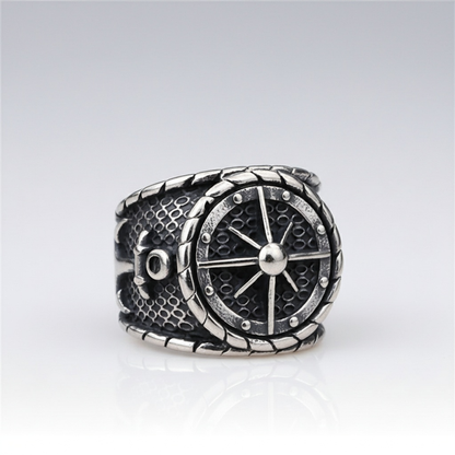 Bague gouvernail pirate en acier inoxydable vue de face sur fond neutre.