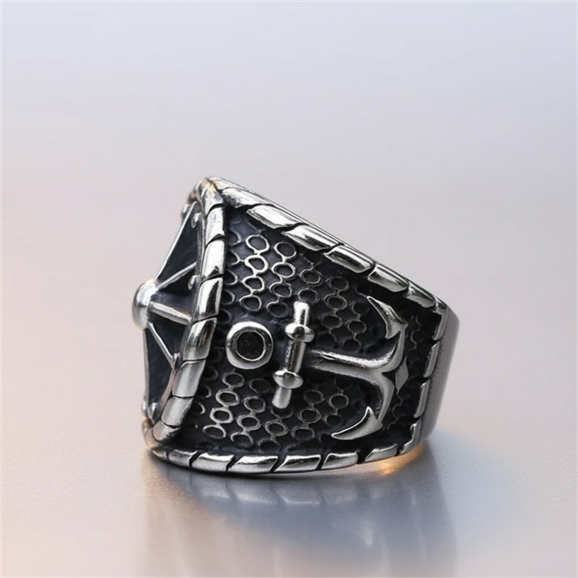 Bague gouvernail pirate vue de profil, détail du motif marin sculpté.