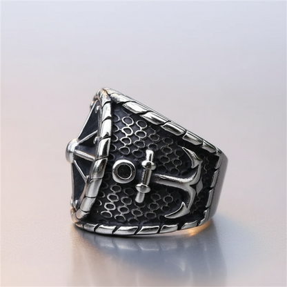 Bague gouvernail pirate vue de profil, détail du motif marin sculpté.