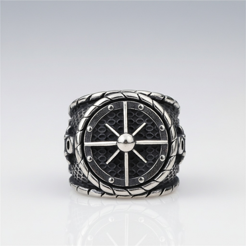 Vue du dessus de la bague gouvernail pirate en acier inoxydable avec symbole marin détaillé.