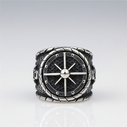 Vue du dessus de la bague gouvernail pirate en acier inoxydable avec symbole marin détaillé.