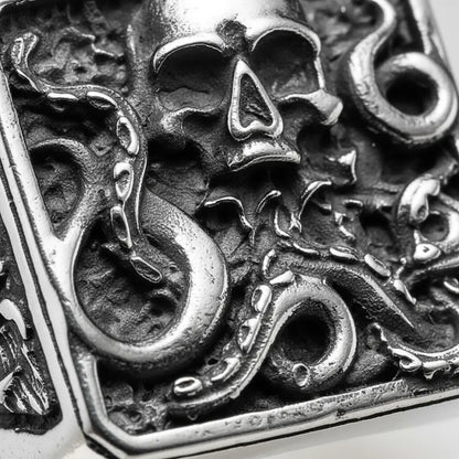 Gros plan sur la gravure de la bague Kraken 316L, montrant le crâne et les tentacules en relief.