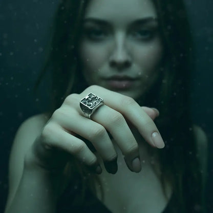 Femme des profondeurs portant la bague Kraken 316L, ambiance mythique et sous-marine.