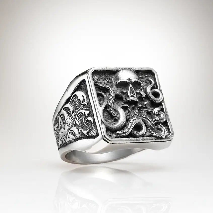 Bague Kraken 316L photographiée sur fond blanc, design détaillé de tentacules et crâne marin.