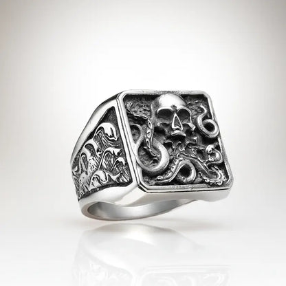 Bague Kraken 316L photographiée sur fond blanc, design détaillé de tentacules et crâne marin.