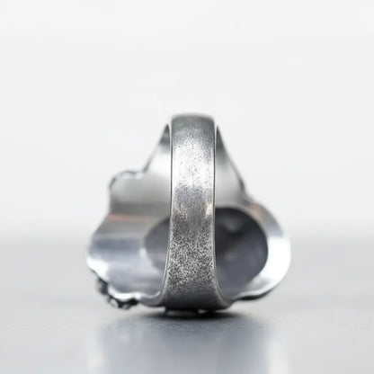 Vue arrière de la bague Kraken Impérial en acier inoxydable sur fond blanc.