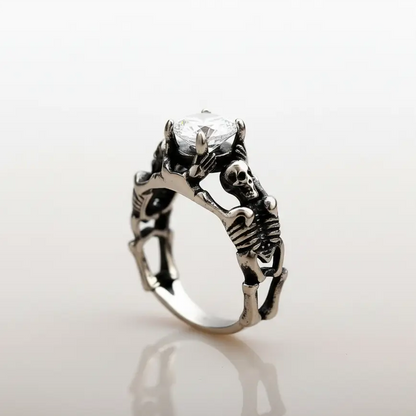 Bague du Pacte Scellé argentée ornée d’une gemme blanche type diamant.