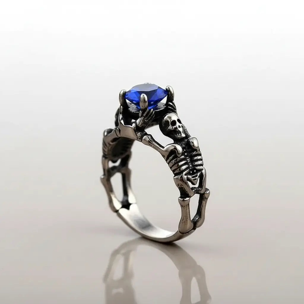 Bague du Pacte Scellé argentée ornée d’une gemme bleue.