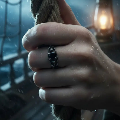 Main serrée sur une corde portant la Bague du Pacte Scellé argentée avec la pierre noire, dans une scène dramatique.