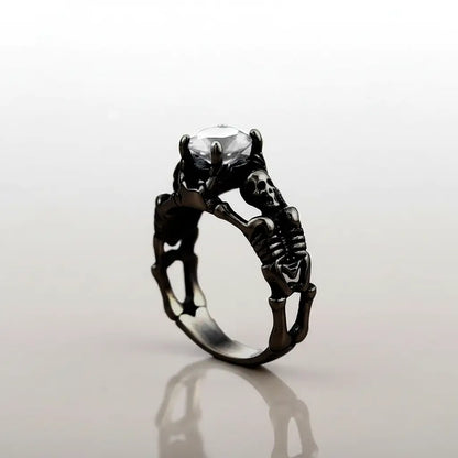 Bague du Pacte Scellé noire sertie d’une gemme blanche.