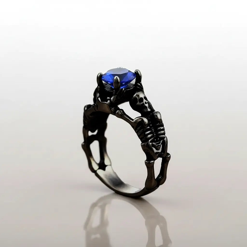 Bague du Pacte Scellé noire avec gemme bleue profonde.