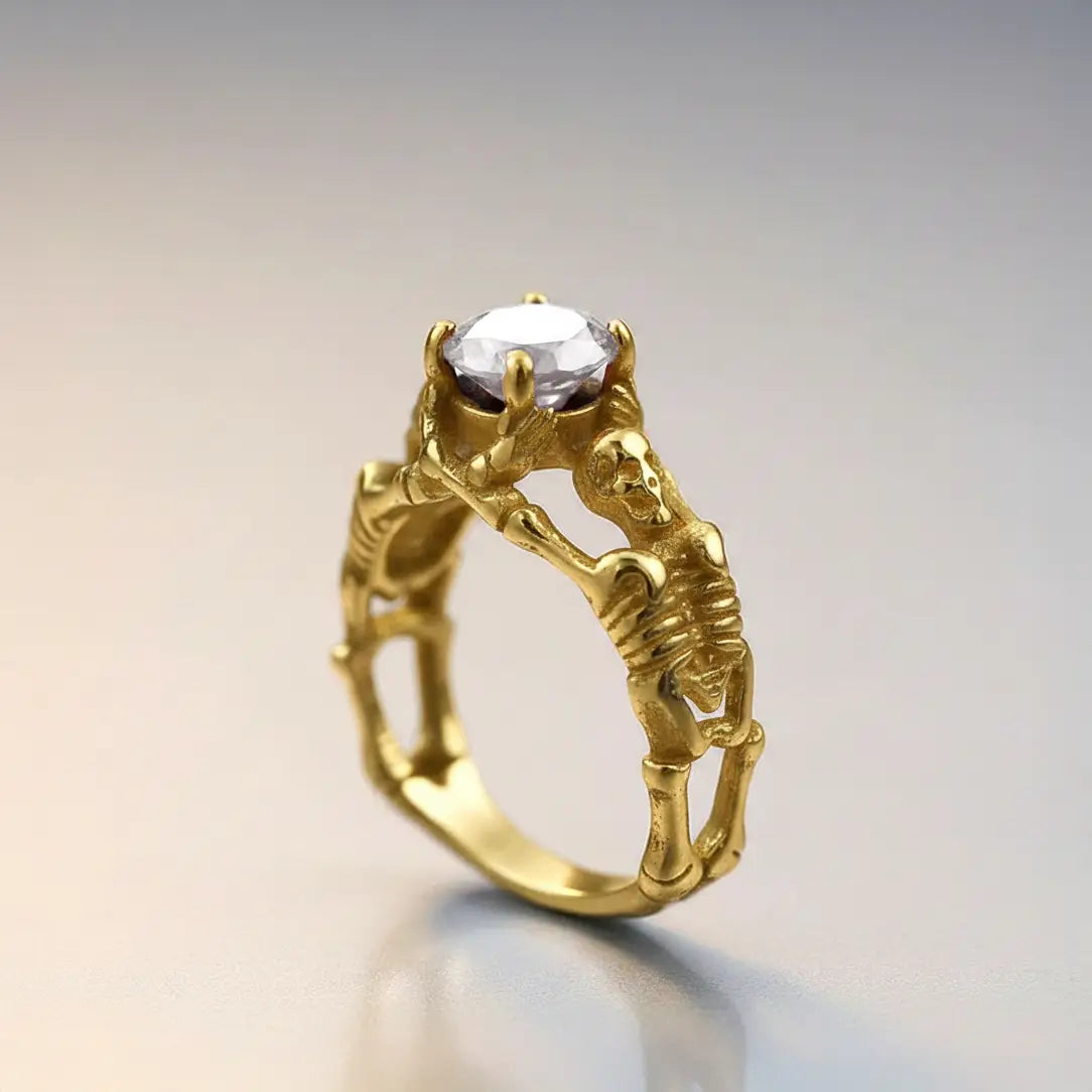 Bague du Pacte Scellé dorée ornée d’une gemme blanche type diamant.