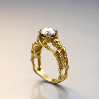 Bague du Pacte Scellé dorée ornée d’une gemme blanche type diamant.