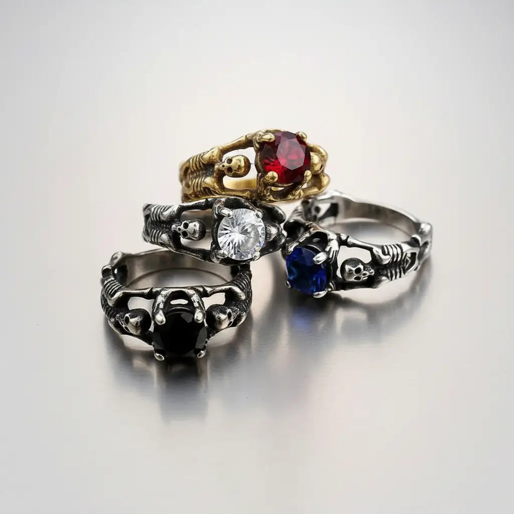 Quatre bagues argentée du Pacte Scellé avec gemmes rouge, bleu, blanche et noire de la gamme Ténèbres.