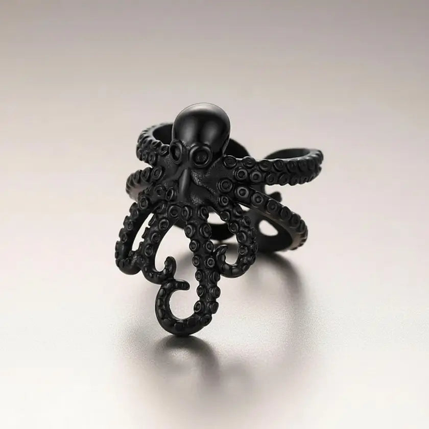 Version noire de la bague pieuvre enroulée, bijou abyssal sombre.