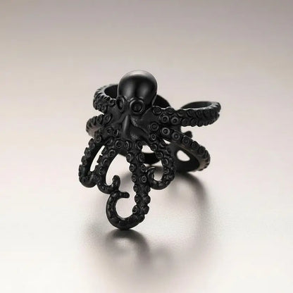 Version noire de la bague pieuvre enroulée, bijou abyssal sombre.