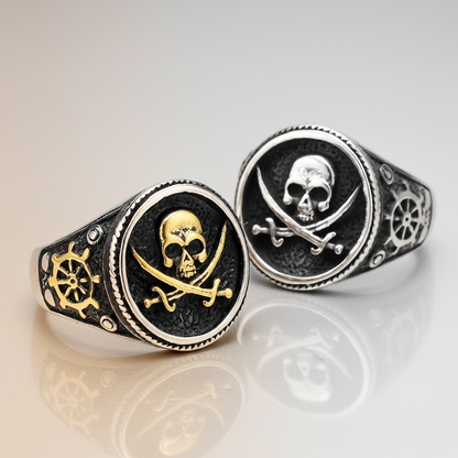 Bague pirate crâne et sabres croisés en acier inoxydable argenté et doré sur fond neutre.