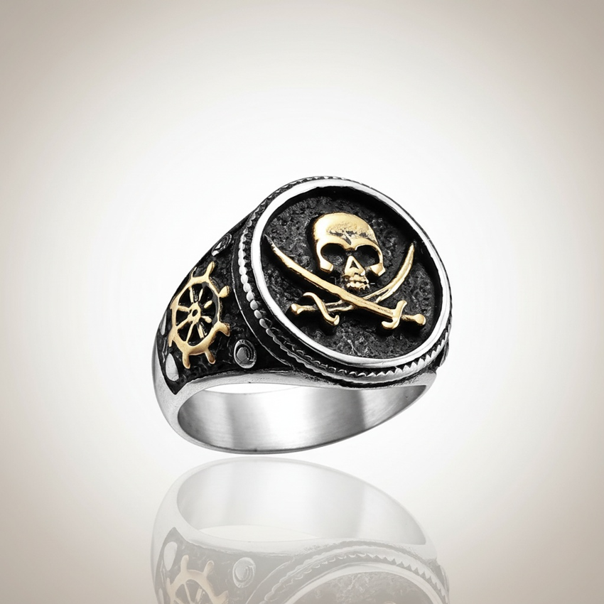 Bague pirate dorée au symbole du crâne et sabres croisés, inspiration corsaire.