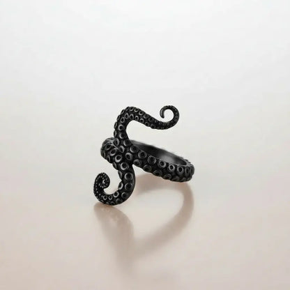 Bague tentaculaire noire inspirée des créatures des profondeurs.