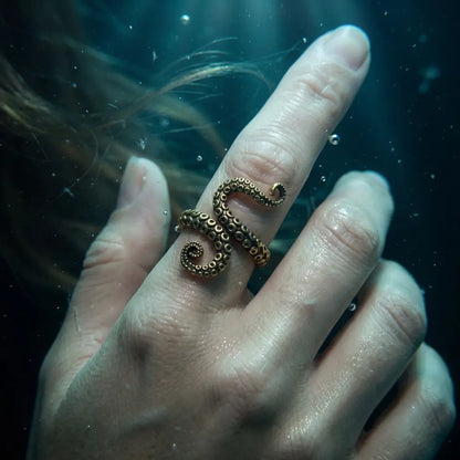 Bague tentaculaire portée au doigt avec détails des tentacules.