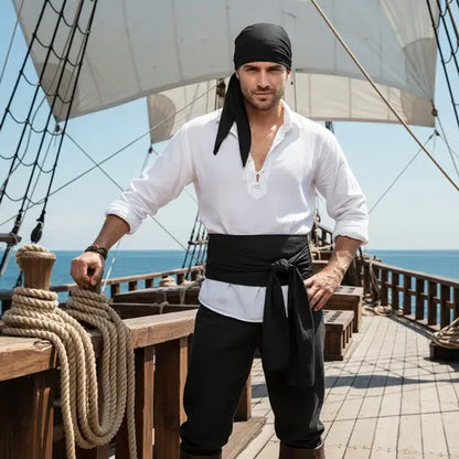 Homme pirate portant un bandeau et une ceinture noirs sur le pont d’un navire, look flibustier classique.
