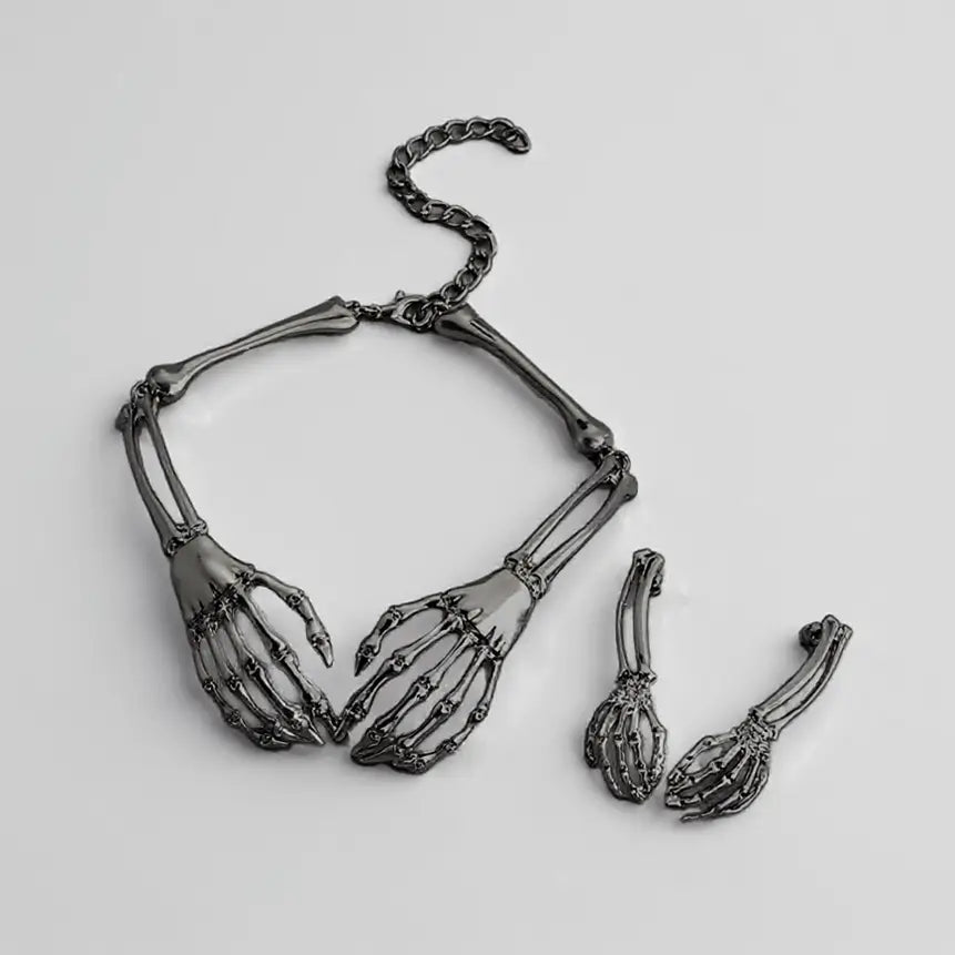 Set de bijoux gothiques noirs avec collier et boucles d’oreilles assorties inspirés d’un design squelette.