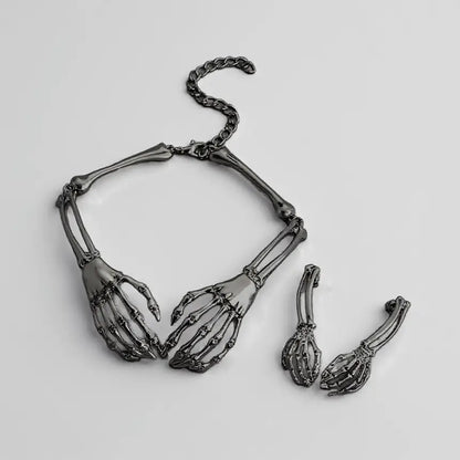 Set de bijoux gothiques noirs avec collier et boucles d’oreilles assorties inspirés d’un design squelette.