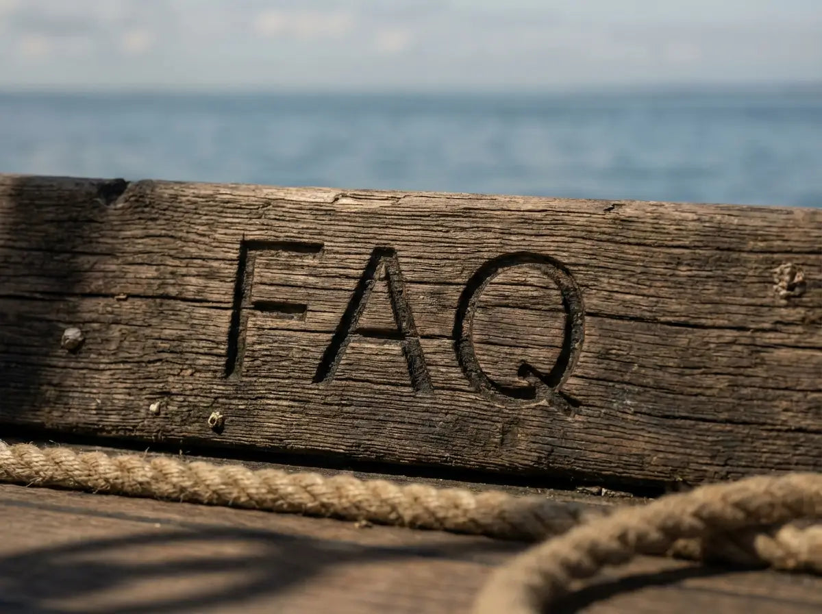 Gros plan sur le bois  d’un navire pirate avec les lettres “FAQ” gravées.