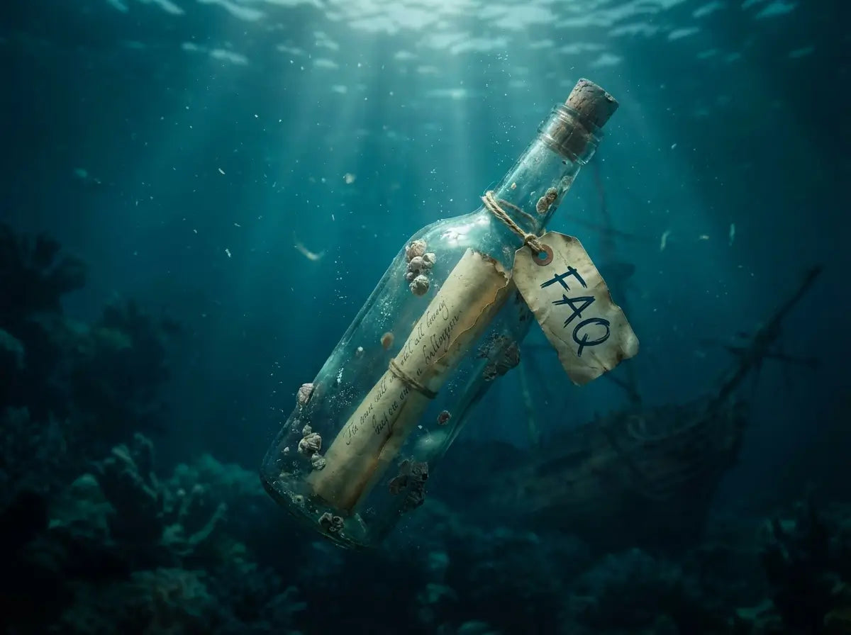 Bouteille dans les profondeurs marines, avec un message et une étiquette portant l’inscription “FAQ”, navire échoué en arrière-plan.